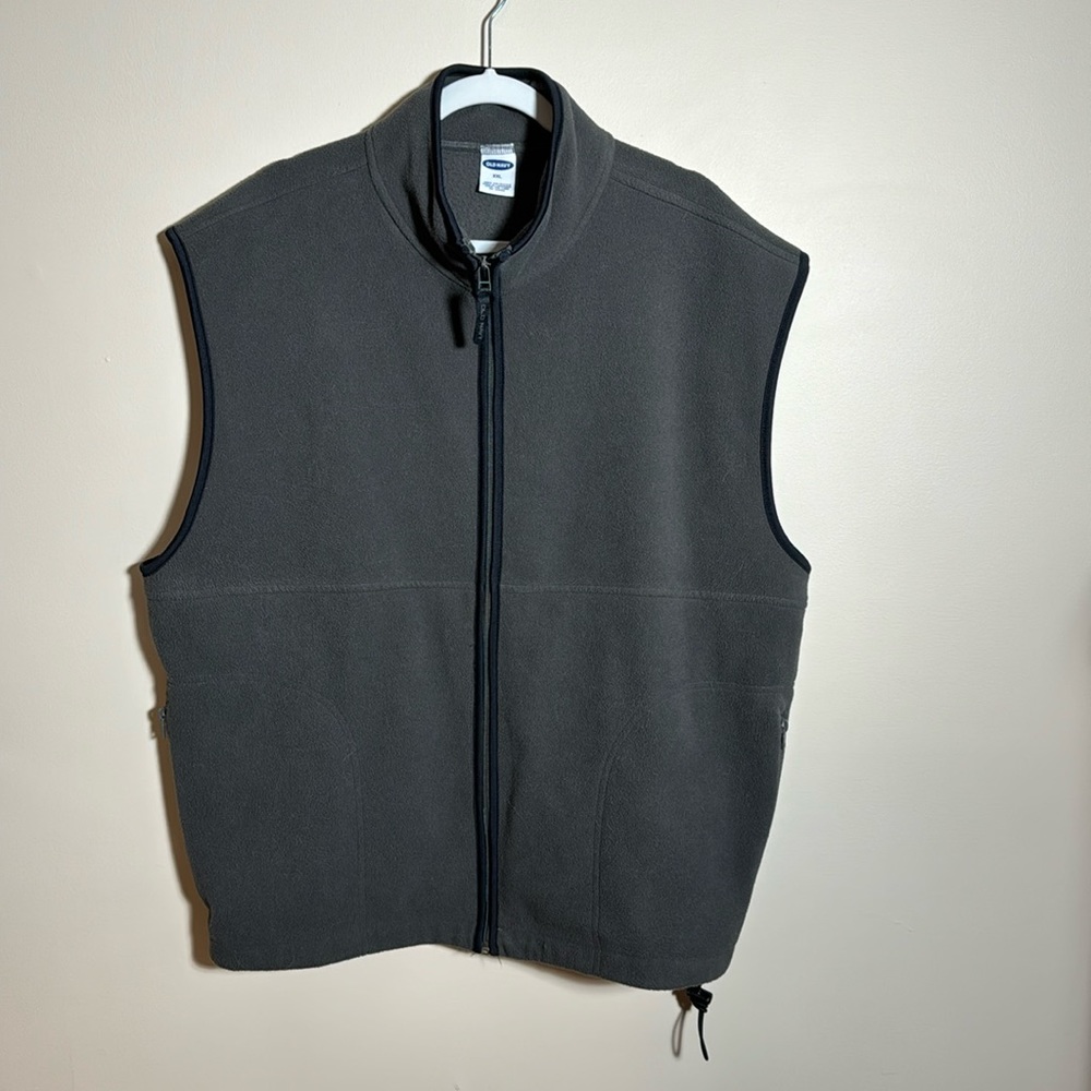 Men’s Old Navy Fleece Vest. Zip up with two zip pockets in size XXL-gray & black